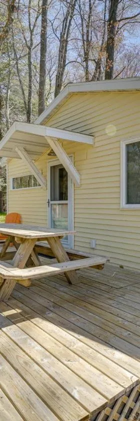 4-Season Gold Coast Cottage, 2 Mi to Winter Sports，位于马斯基根的酒店