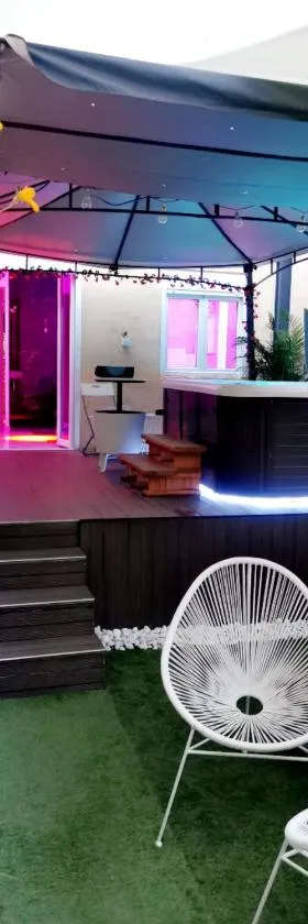 Lyon superbe jacuzzi vue sur jardin，位于维勒班的酒店