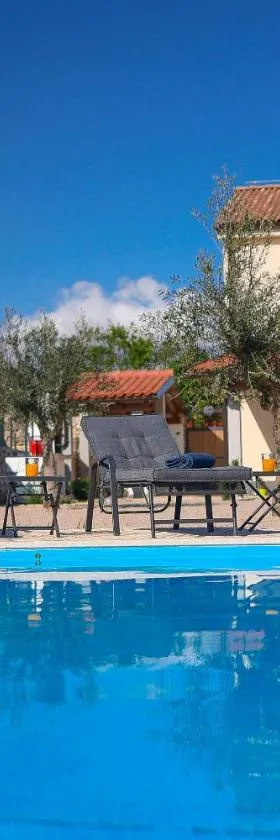 Villa Niko PET FRIENDLY 200 M FROM HIDDEN SANDY BEACH pets stays for free，位于Rudine的酒店