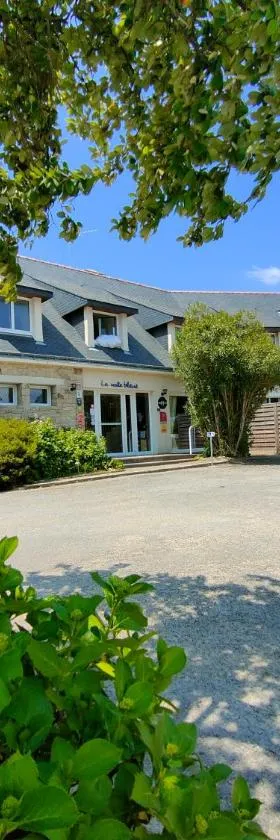 Hôtel Restaurant La Voile Bleue，位于埃尔德旺的酒店