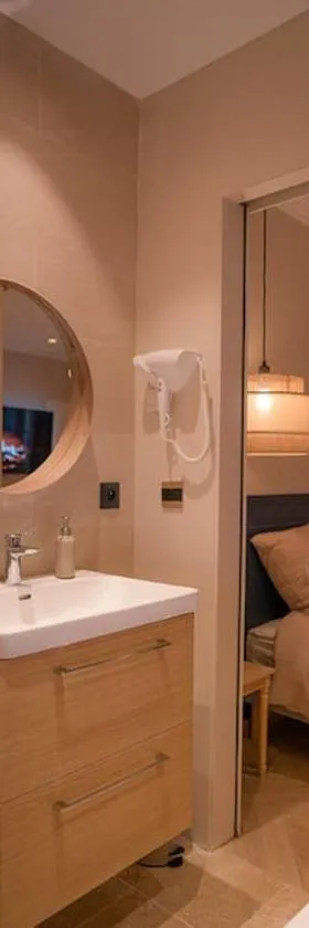 Suite de Luxe Jacuzzi balnéo,King size Bed，位于科洛布里埃的酒店