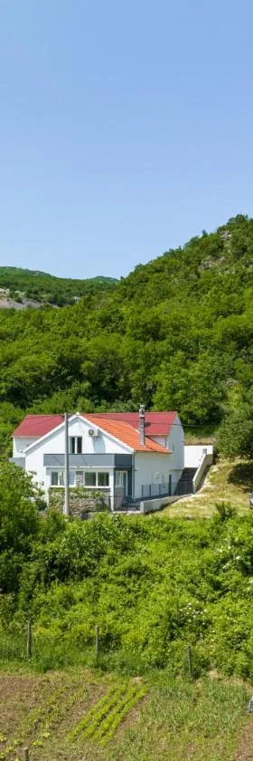 Holiday House Zrmanja Vrelo，位于Zrmanja Vrelo的酒店