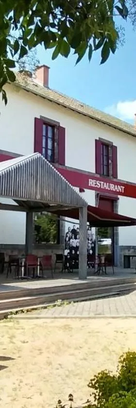 Logis hôtels Auberge du Château，位于Saint-Rémy-de-Blot的酒店