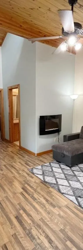 Cabin A Suite Bed and Breakfast，位于伍德兰帕克的酒店