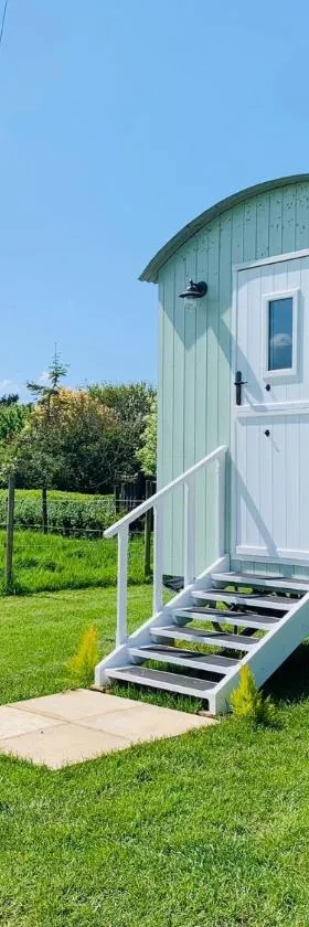 钟声草甸牧羊人小屋露营地，位于金斯林的酒店