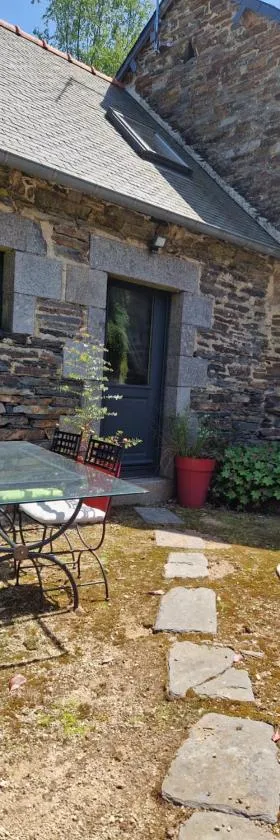 Gite rustique en Centre Bretagne，位于Laniscat的酒店