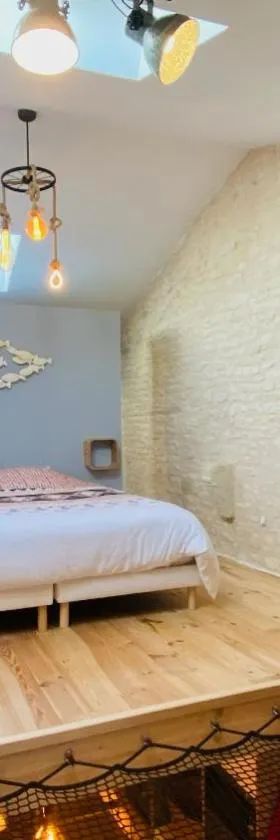 L'atelier - Duplex Gîte de charme avec Spa La Rochelle，位于Saint-Médard-dʼAunis的酒店