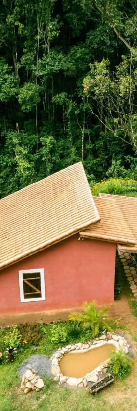 Chalé Cabana com 3 cachoeiras - Mirante para montanhas, Espaço Gourmet Caipira，位于Córrego do Bom Jesus的酒店