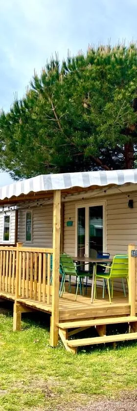 Mobil Home excellence 6 personnes au camping Mer et Soleil, Saint George d'Oléron，位于Les Sables Vignier的酒店
