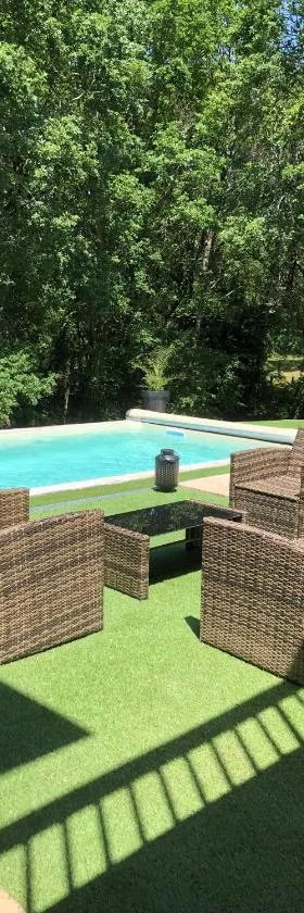 Charmant Petit gite au milieu de la Verdure，位于Coulounieix-Chamiers的酒店