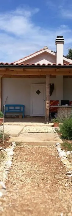 Rare find! Dogs Welcome Secluded Comfy House Krk，位于希洛的酒店