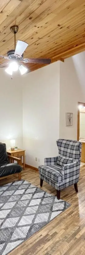 Columbine B Cabin Suite，位于伍德兰帕克的酒店