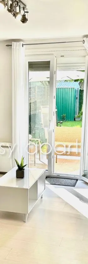 Charming cosy apart with garden free parking，位于克莱苏伊的酒店