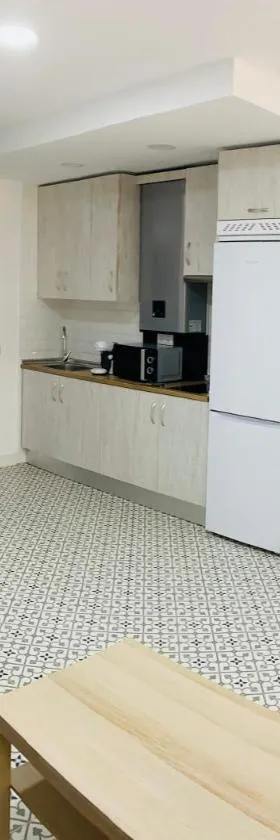 Al-Qazeres Suites，位于卡塞雷斯的酒店