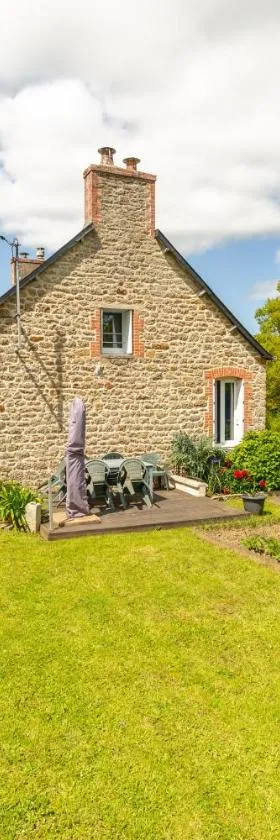 Maison confortable à Rostrenen avec jardin et cheminée，位于Rostrenen的酒店