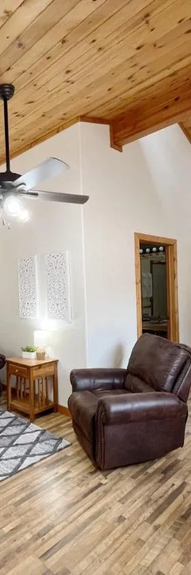 Ponderosa B Cabin Suite，位于伍德兰帕克的酒店