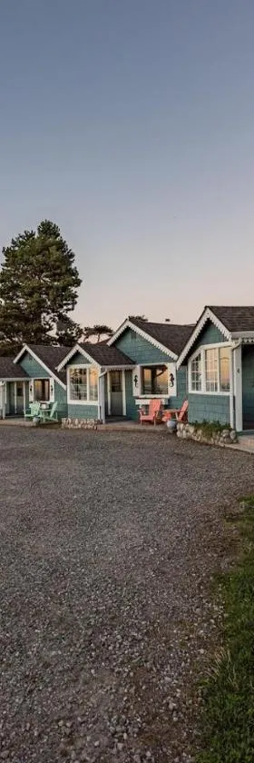 Juan de Fuca Waterfront Hotel & Cottages，位于塞奎姆的酒店