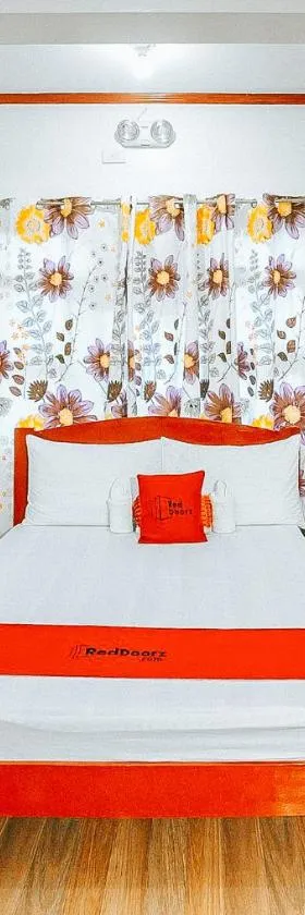 RedDoorz at S & L Apartelle Daraga Albay，位于黎牙实比的酒店