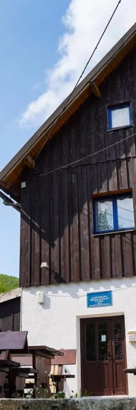 Planinarski dom ''Bijele stijene'' Mountain lodge，位于Tuk Vojni的酒店
