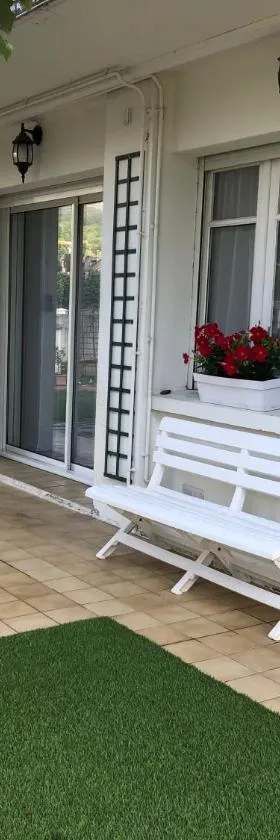 APPARTEMENT PLAIN-PIED Terrasse Jardin Parking，位于Nay的酒店