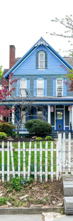CHARMING EXECUTIVE VICTORIAN MANSION w/ FREE PARKING - near Bucknell，位于Milton的酒店