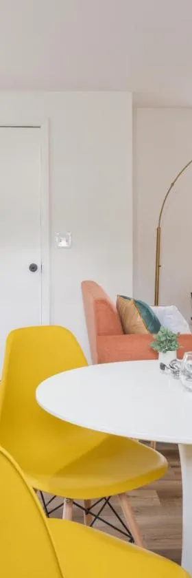 Retro Retreat renovated 2BR, desk, no chore list!，位于金斯顿的酒店