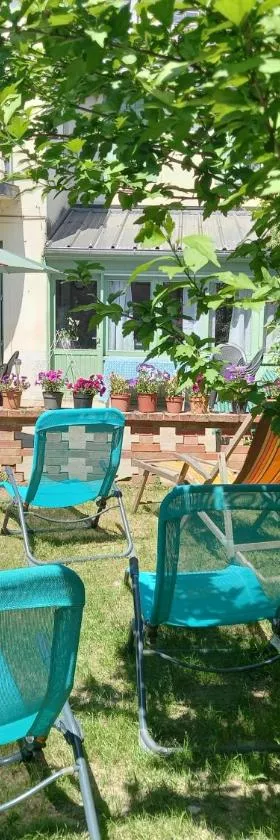 Maison Violette en Berry - chambres d'hôtes vintage face au marché d'Aigurande，位于Aigurande的酒店