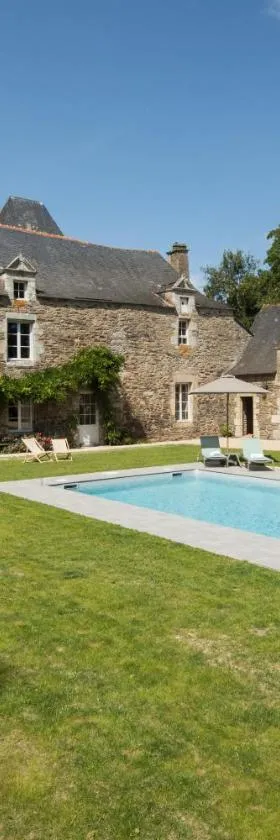 MANOIR DU VAU D ARZ gîtes et chambres d hôtes avec piscine，位于Malansac的酒店