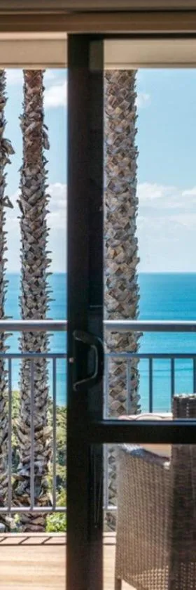 Cosy Palm Beach Cottage with Spectacular Seaviews，位于棕榈滩的酒店