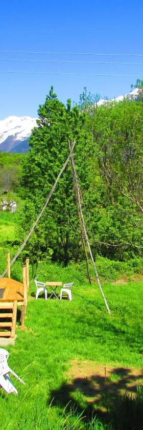 Maurienne Outdoor - Nuit insolite en Yourte en Savoie，位于Saint-Georges-des-Hurtières的酒店