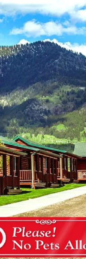 Wolf Den Log Cabin Motel and RV Park，位于Thayne的酒店