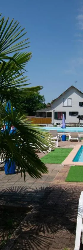Camping des Bains，位于Saint-Honoré-les-Bains的酒店