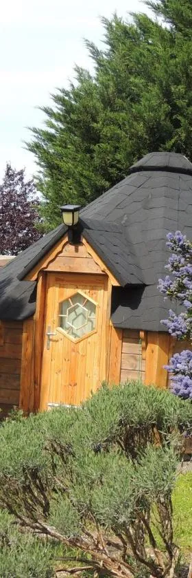 CHALET ATYPIQUE KOTA NOAH location en gîte salle d'eau privative à 20m，位于Chazemais的酒店
