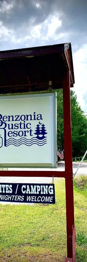 Benzonia Rustic Resort，位于Benzonia的酒店