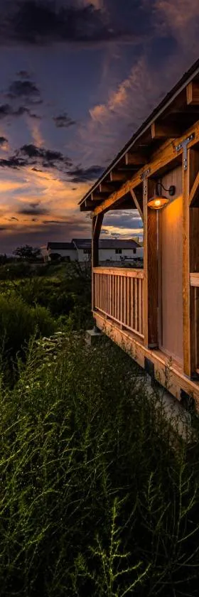 Miners Cabin #4 - King Bed - Private Balcony with Views，位于汤姆斯通的酒店