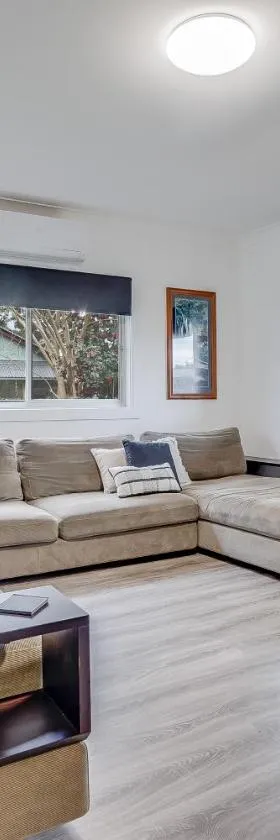 Bright and airy cosy cottage, close to town，位于Thirlmere的酒店