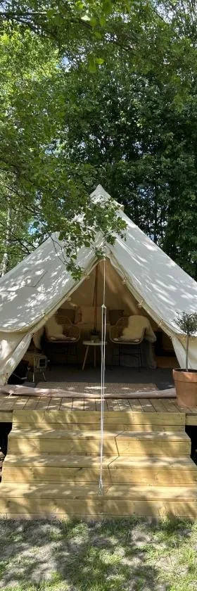 Glampingtält, privat område, 3 mil utanför Örebro，位于Fjugesta的酒店