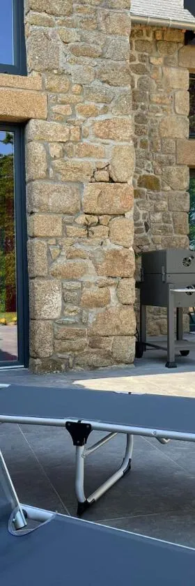 Maison d'hôte avec sauna et jacuzzi à la campagne，位于Les Portes du Coglais的酒店