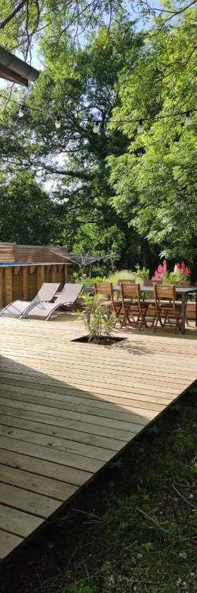 Adorable maison d'hôtes avec piscine- tiny house，位于Saubrigues的酒店