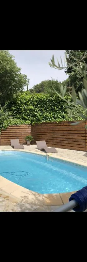 Magnifique Haut de Villa piscine et BBQ proche Cassis, La Ciotat, Circuit Castellet，位于屈热莱潘的酒店