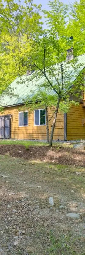 Quaint Naples Cottage Walk to Trickey Pond and Cove，位于那不勒斯的酒店