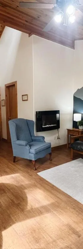 Cozy Cabin close to downtown Woodland Park，位于伍德兰帕克的酒店