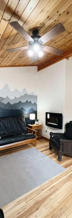 Cozy Cabin suite bed and breakfast，位于伍德兰帕克的酒店