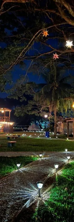 Sunset Hut Hostel，位于奥莫阿的酒店