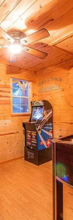Cabin #3 Rainbow Trout - Pet Friendly- Sleeps 6 - Playground & Game Room，位于佩森的酒店