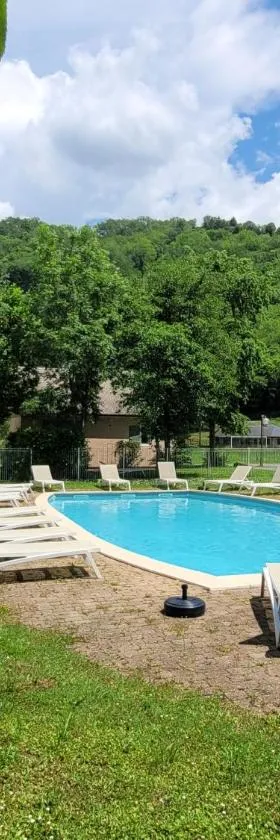 Village 17 gites, Piscine, Restaurant , 2 gites avec SPA, 3km de Conques，位于孔克的酒店
