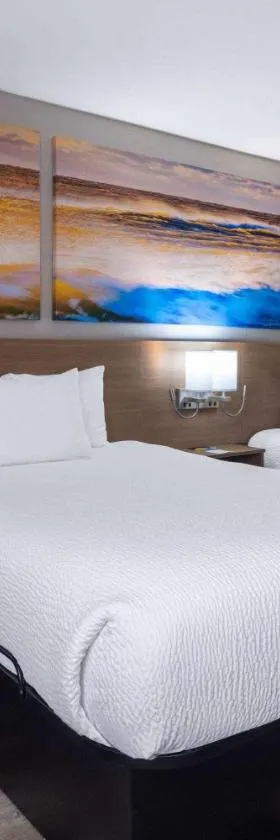 Days Inn & Suites by Wyndham Commerce，位于科默斯的酒店