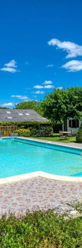 Hôtel A Jayac - Logis Hotels，位于Laval的酒店