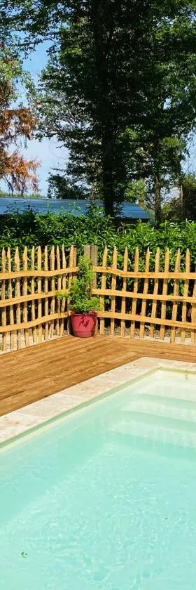 Les Roulottes de l Herm Piscine Jacuzzi Perigord，位于胡菲涅克的酒店