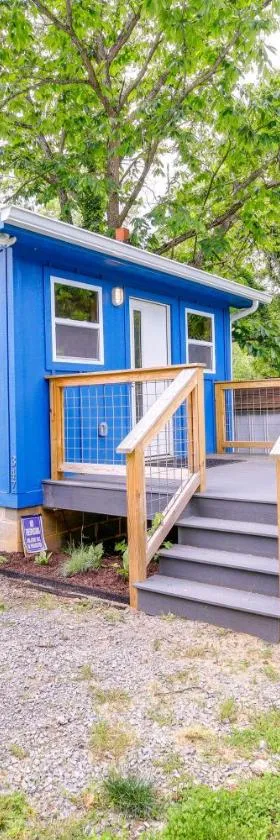 Cozy Hikers Hideaway Steps From Creeper Trail!，位于Damascus的酒店